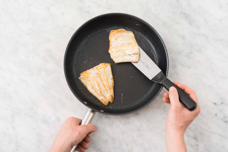 Faire cuire le merlan de chaque côté