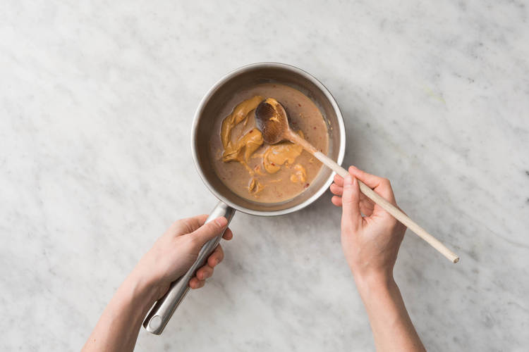 Préparer la sauce au cacahuète