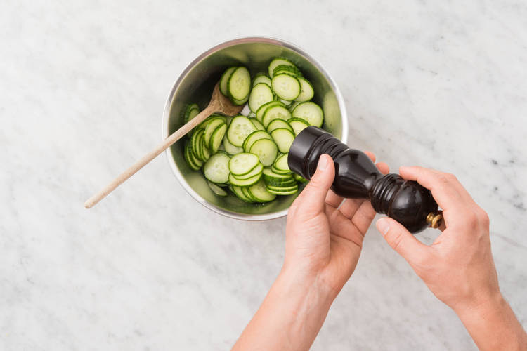 Préparer la salade de concombre
