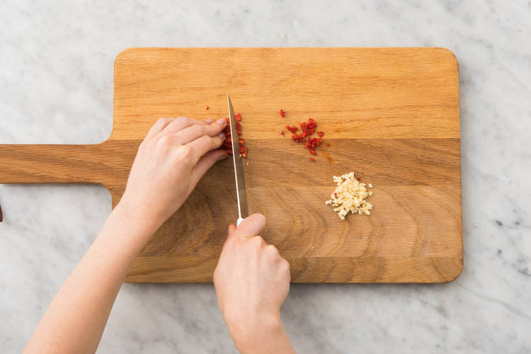 Émincer l'ail et le piment