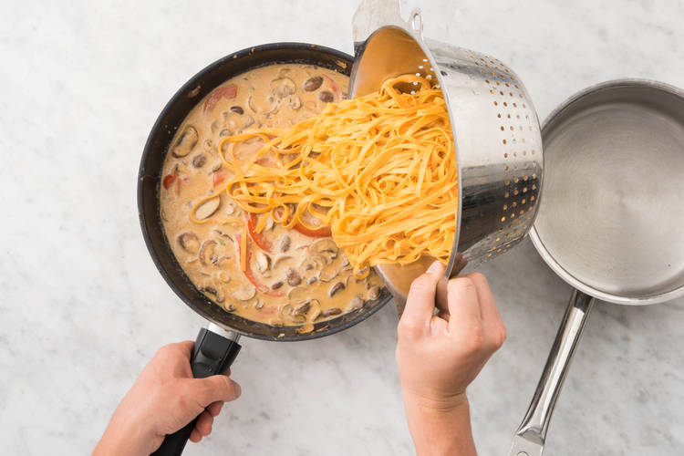 CHILI-NUDELPFANNE MISCHEN