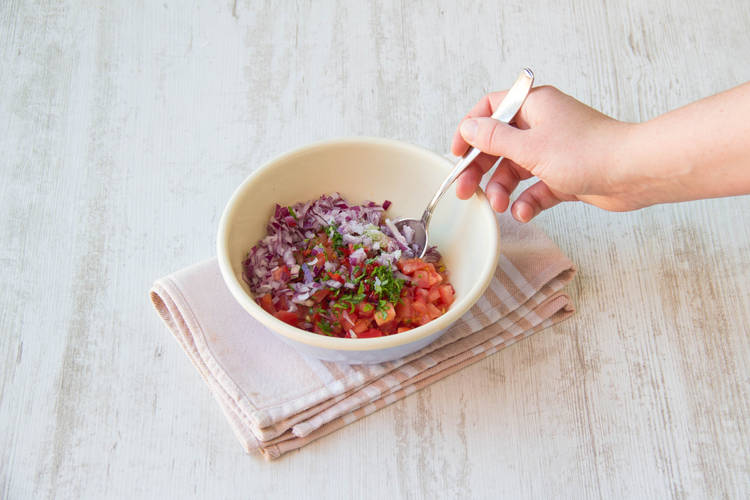FÜR DIE TOMATEN-SALSA