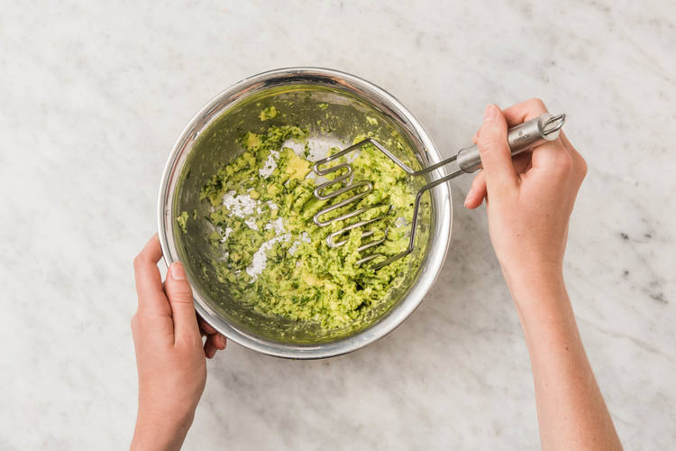 MAKE GUACAMOLE