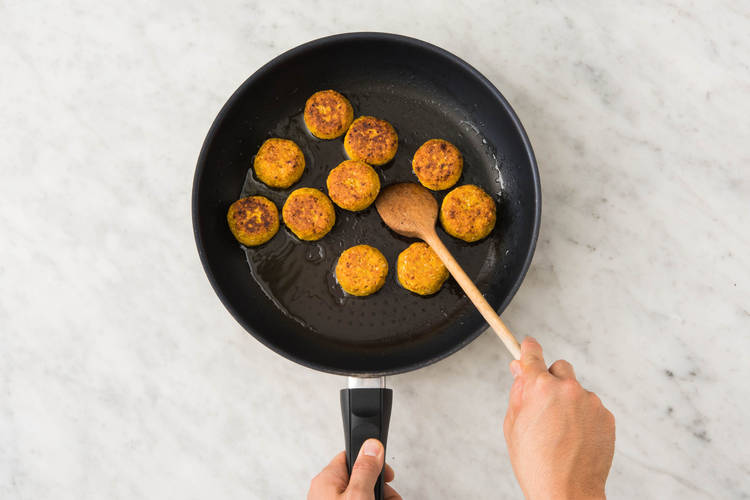 Falafel bakken