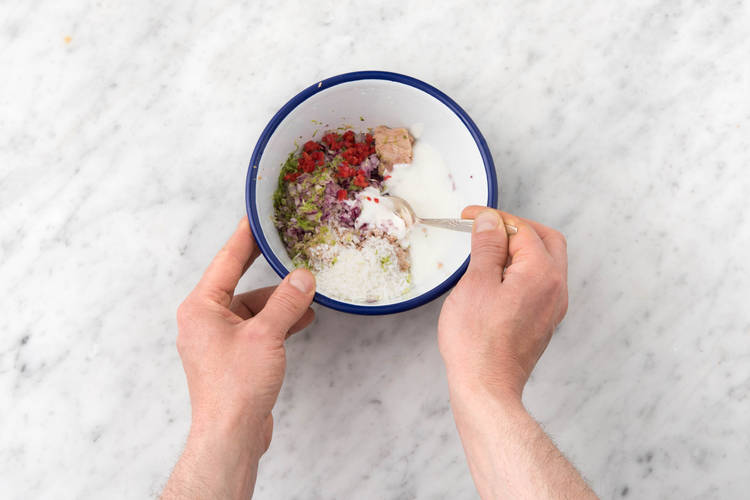 Maak de yoghurtsaus