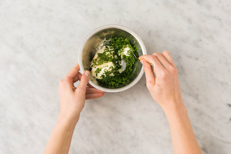 Préparer la sauce à la ciboulette