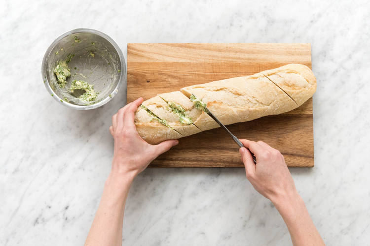 Kräuterbaguette vorbereiten