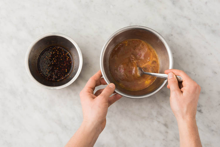 PRÉPARER LA SAUCE ET L’OMELETTE