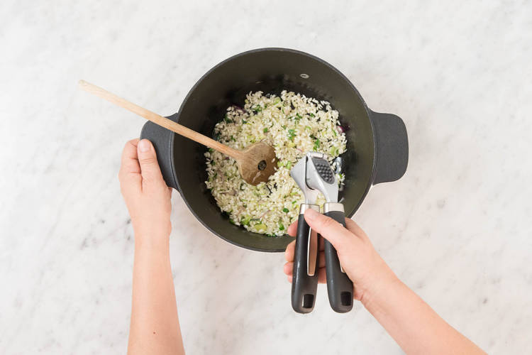 Knoblauch reinpressen