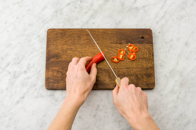 Chili in feine Ringe schneiden