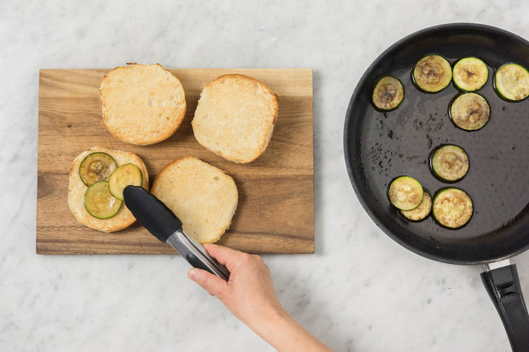Zucchinischeiben auf den Unterseiten verteilen