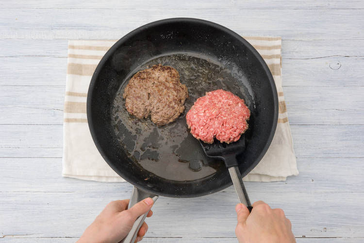 Burger-Pattys anbraten