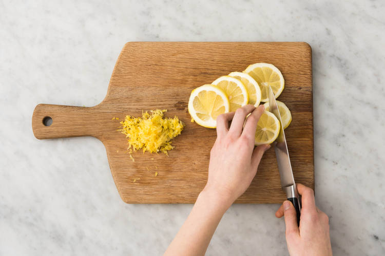 Râper et découper le citron