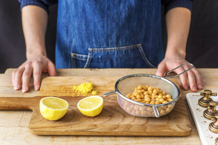 Drain and rinse the chickpeas