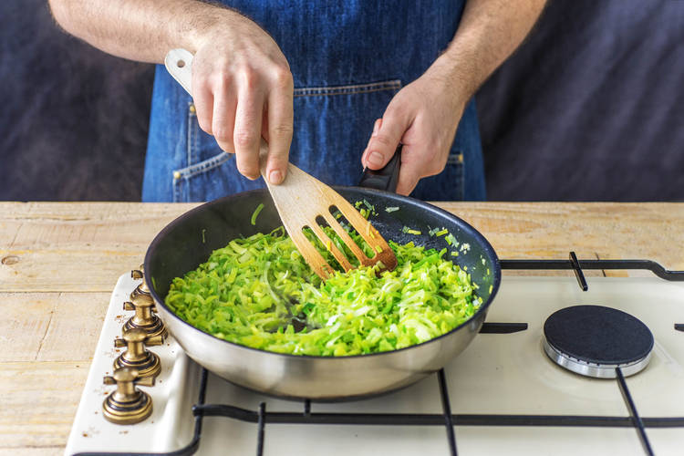 Steam-fry the leeks