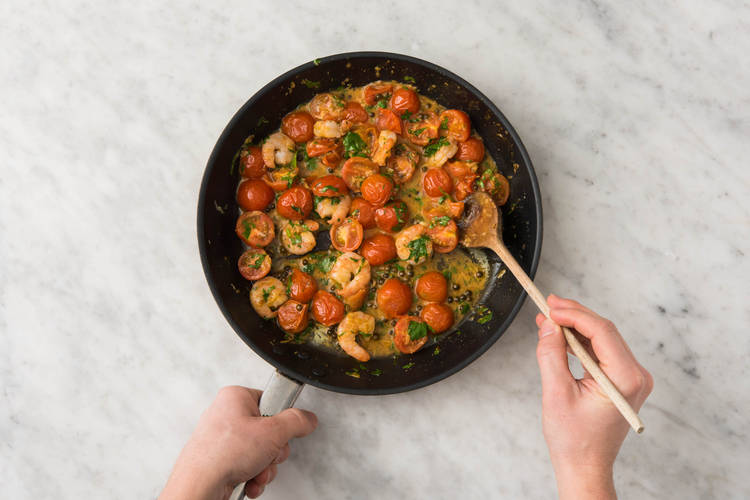 Cuire les crevettes et mélanger