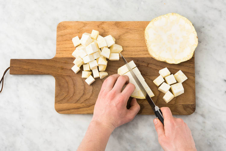 Knolselderij snijden