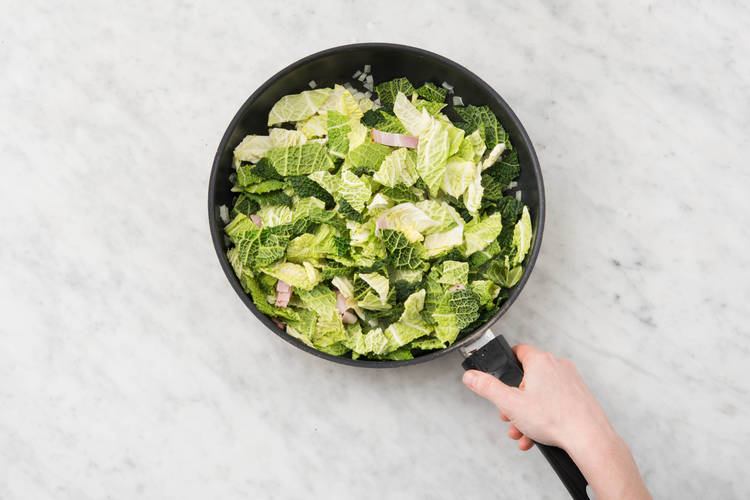 Wirsing und Bacon anbraten