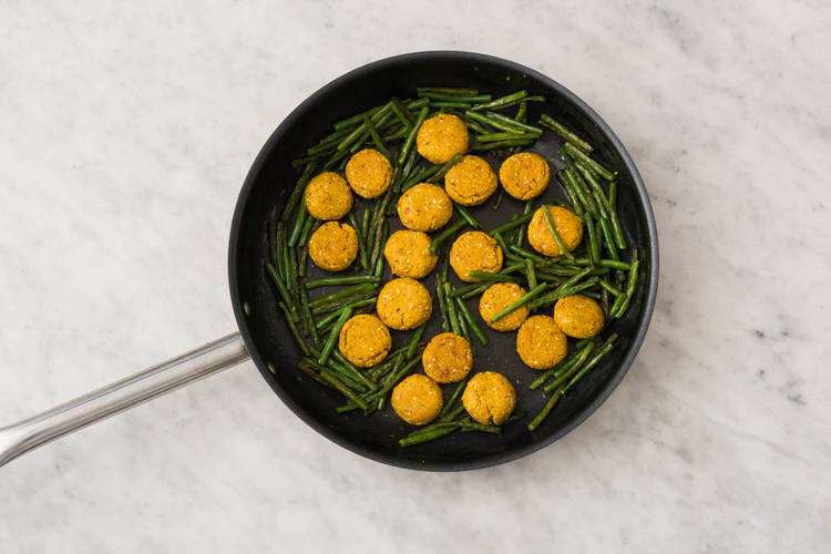 Cuire les haricots et les falafels