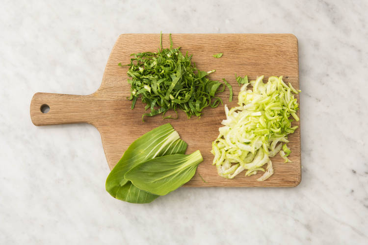 Découper l'oignon et pak-choï