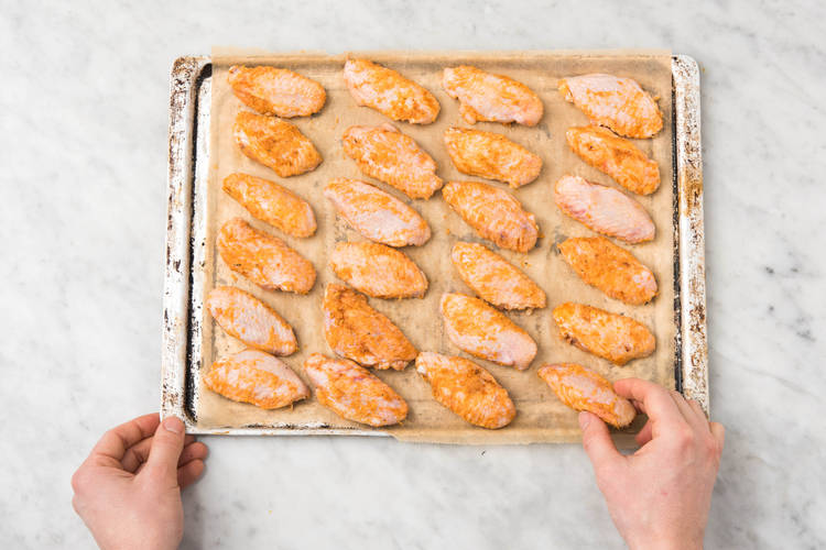 Kartoffeln und Wings backen