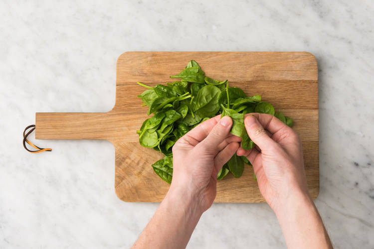 Déchiquetez les épinards.