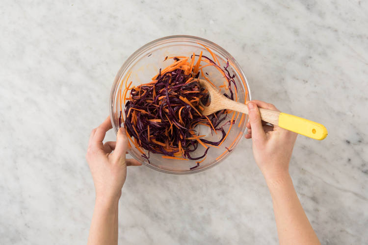 Mélanger le coleslaw