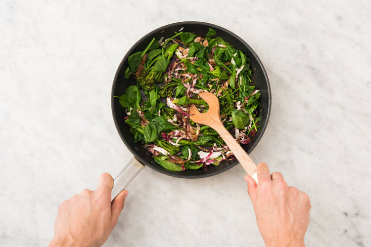 Préparer la salade et cuire les oeufs