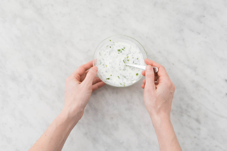 Joghurt-Dip anrühren