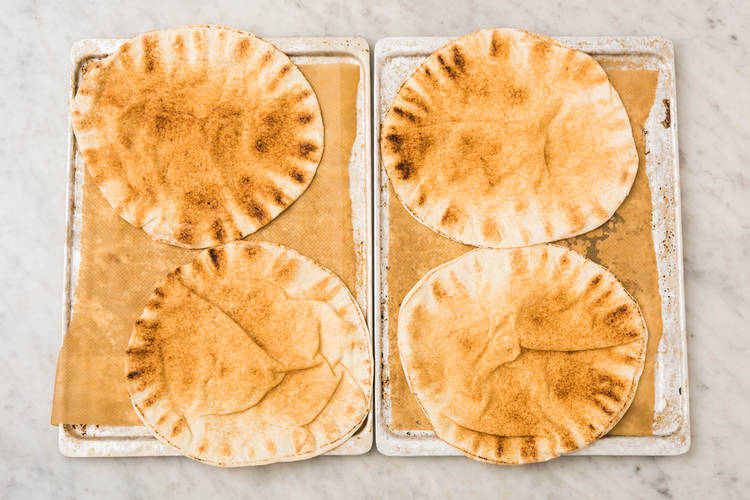 Enfournez le pain plat