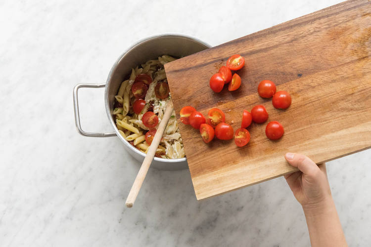 Kirschtomatenhälften dazugeben