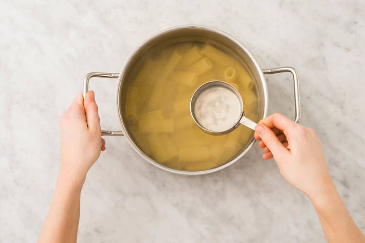 4 ÉGOUTTER LES PÂTES