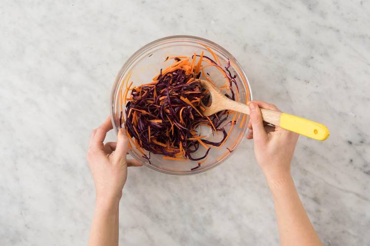 Mélanger le coleslaw