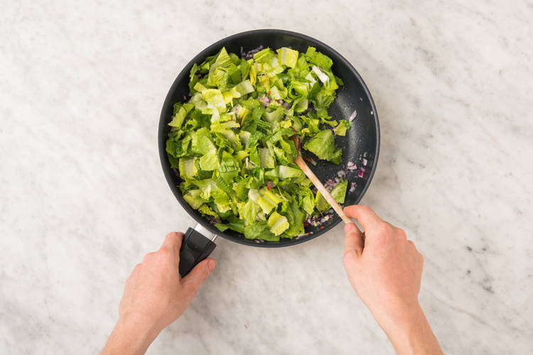 Cuire les nouilles et les légumes