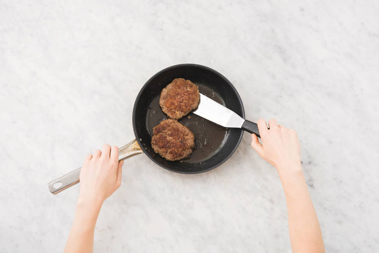 MAKE THE BEEF PATTIES