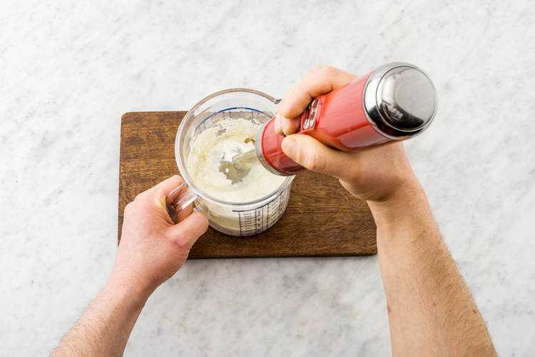 Préparer la vinaigrette à la feta