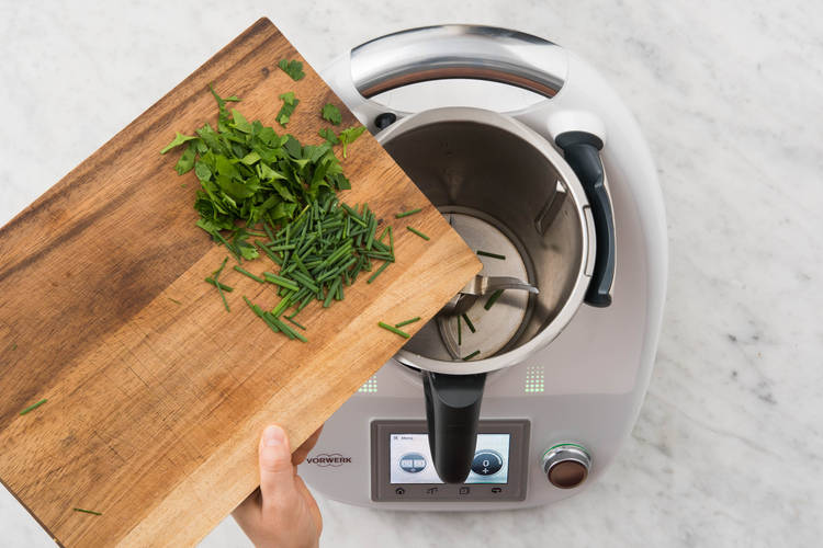 PETERSILIE ZERKLEINERN