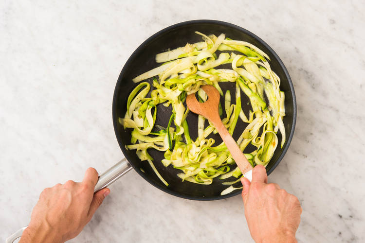 Cuire les spaghetti de courgette