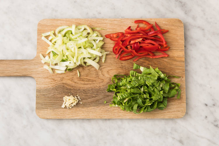 Cuire le riz et couper les légumes