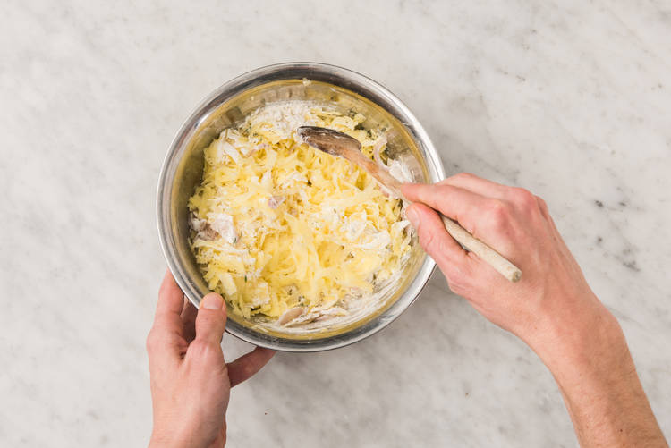 2 RÂPER LES POMMES DE TERRE