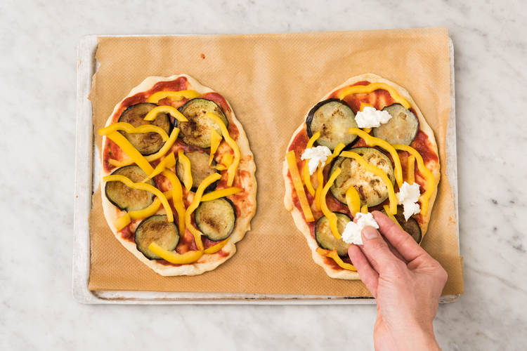 Pizza beleggen en bakken