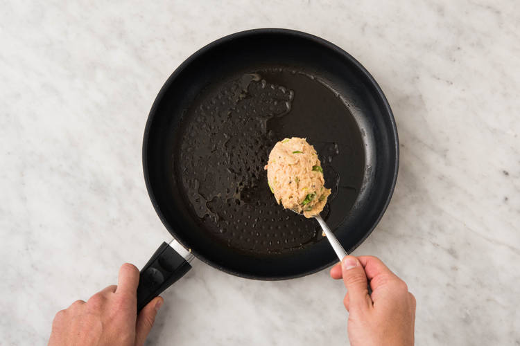 Préparer les galettes de thon