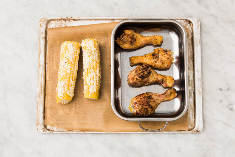 Enfourner le maïs et le poulet