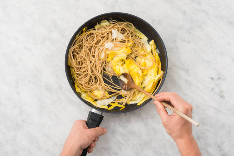 Mélanger les spaghetti