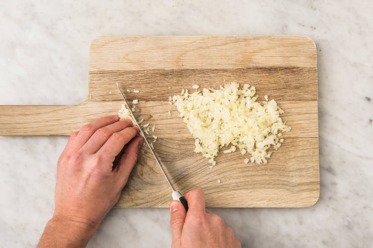 Zwiebel und Knoblauch andünsten