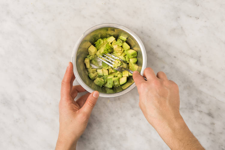 5 CUIRE LA TOURTE ET FAIRE LE GUACAMOLE