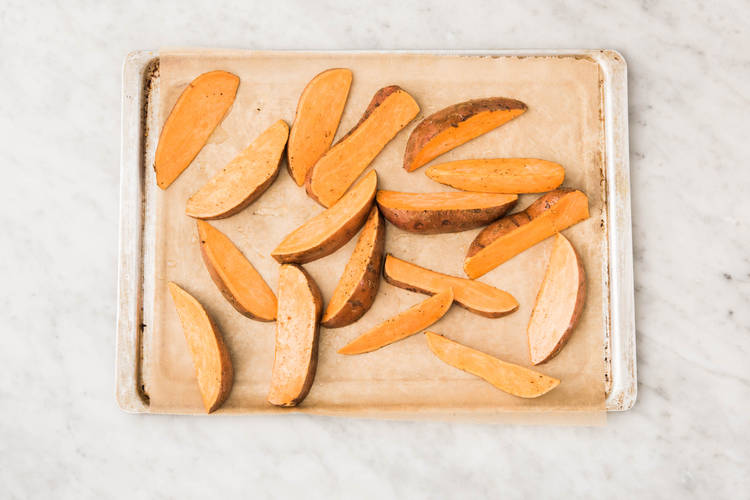 Enfourner les pommes de terre.