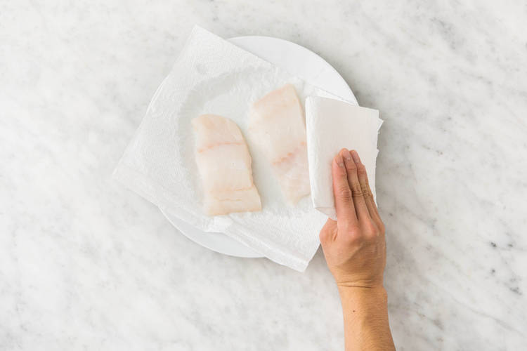 Snijden en vis droogdeppen