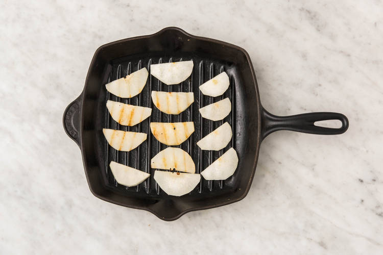 Cuire la poire et les pois