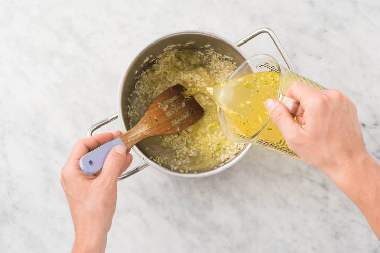 brühe zum Risotto geben